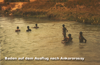 Die Jungs st&uuml;rzen sich zur Abk&uuml;hlung ins Wasser