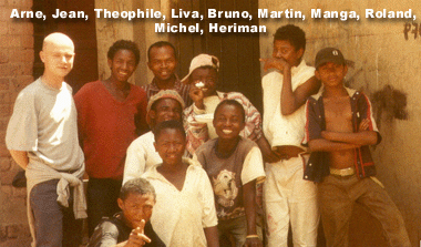 Gruppenfoto vor der Werkstatt