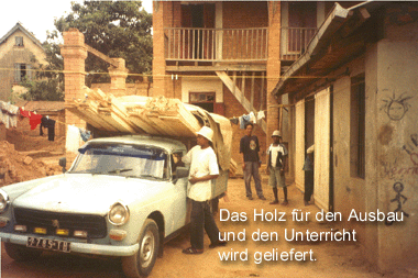 Rechts die Werkstatt, im Hintergrund das Projekthaus