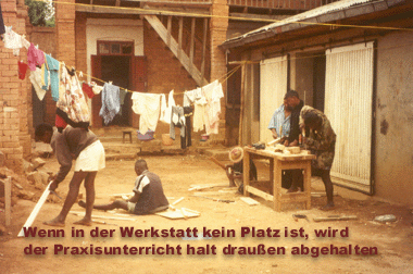 Vor der Werkstatt